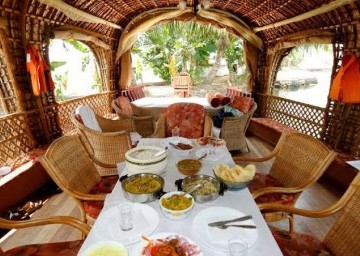 Alleppey House Boating with Oberon Toirs 